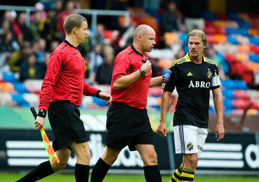 Martin Hansson, domare och Daniel Tjernström, AIK