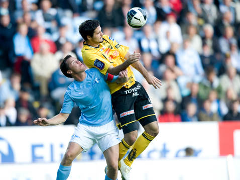 Daniel Andersson, Malmö, trycker Denni Avdic, Elfsborg