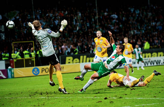 Filip Bergman, Hammarby, gör 1-1 bakom Alexander Nadj,