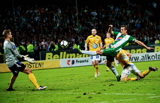 Filip Bergman, Hammarby, gör 1-1 bakom Alexander Nadj,