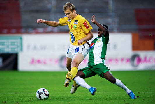 Petter Lennartsson, Jönköping, tacklas av Maic Sema,