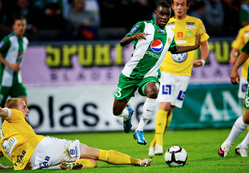 Maic Sema, Hammarby, undviker en tackling
