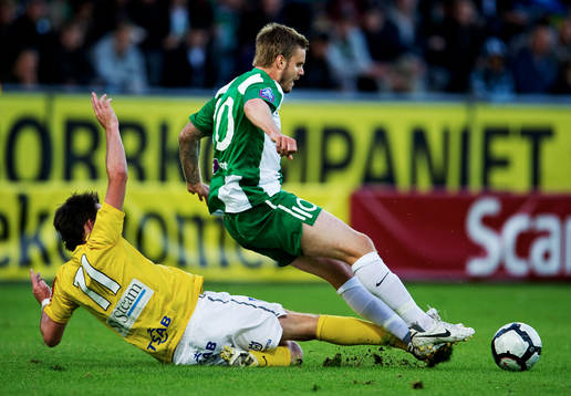 Daryl Smylie, Jönköping, tacklar Andreas Dahl, Hammarby