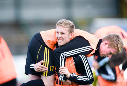 Anton Persson lyfter Joel Svensson