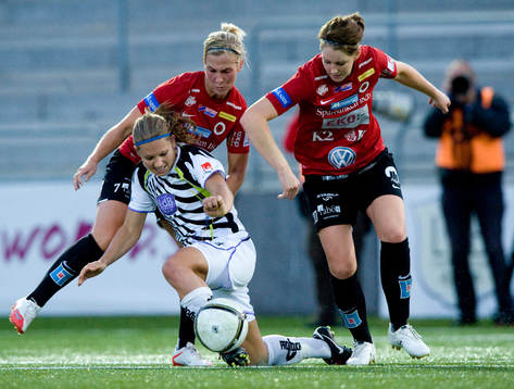 Manon Melis, Malmö, görs ner av Kirsty Yallop och Mia