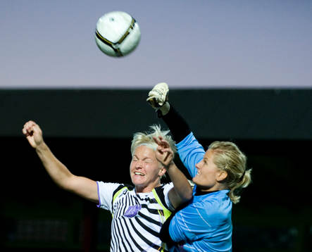 Nilla Fischer, Malmö, mot Sandra Wahldén, målvakt,