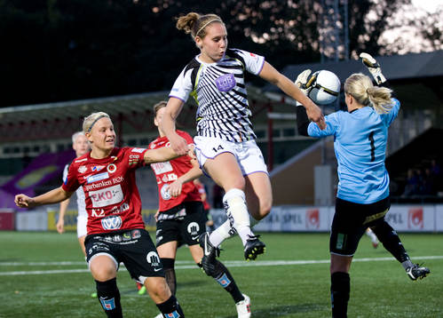 Manon Melis framme och oroar Sandra Wahldén, målvakt,