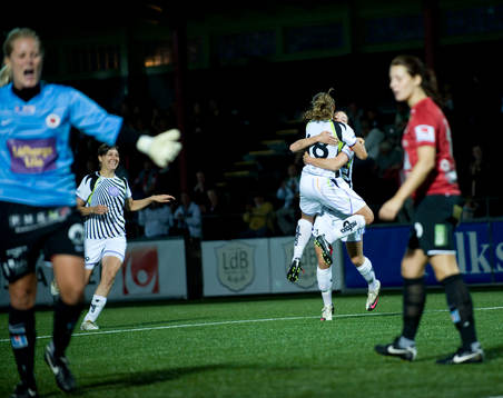 4-3 Pavlina Scasna som hoppar upp i Therese Sjögrans famn.