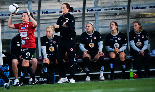 Elisabet Gunnarsdottir, tränare, Kristianstad. Inkast