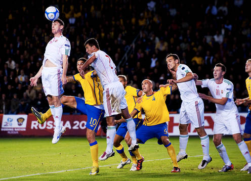 Zoltan Gera, Ungern, nickar bort en hörnboll