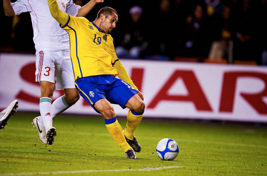 Emir Bajrami, Sverige, skjuter mot mål