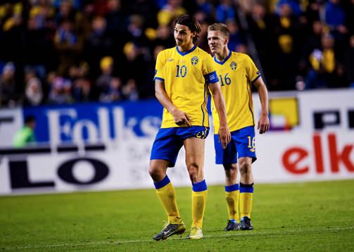 Zlatan Ibrahimovic, Sverige, pekar på sitt knä som