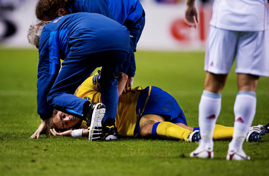 Johan Elmander, Sverige, ligger på marken och har ont.