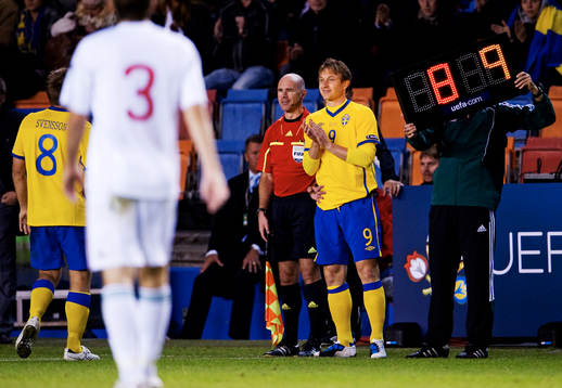 Anders Svensson går ut och Kim Källström, Sverige,