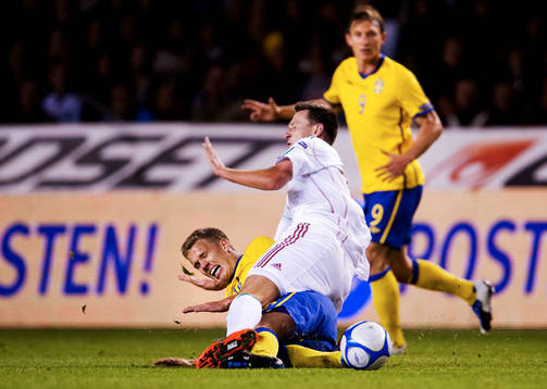 Pontus Wernbloom, Sverige, delar ut en tackling