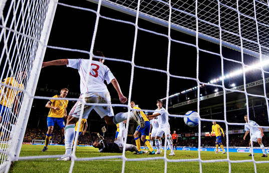 Pontus Wernbloom, Sverige, gör 2-0 bakom Gabor Kiraly,