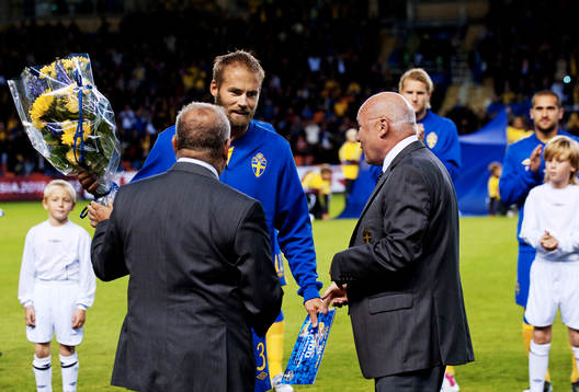 Olof Mellberg, Sverige, mottog gratulationer från SvFF i