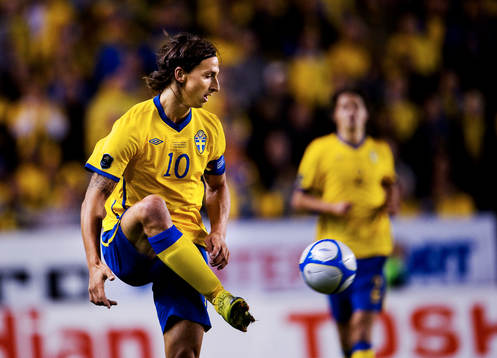 Zlatan Ibrahimovic, Sverige, tar ner bollen