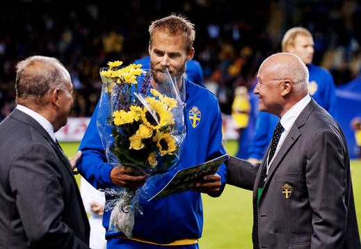 Olof Mellberg, Sverige, mottog gratulationer från SvFF i