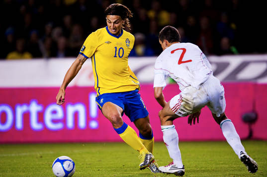 Zlatan Ibrahimovic, Sverige, tar sig förbi Zoltan Liptak,