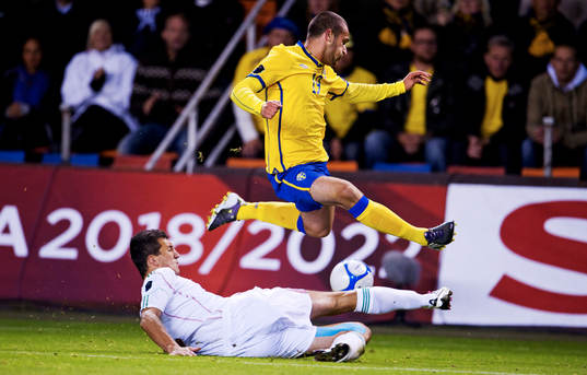 Emir Bajrami, Sverige, blir tacklad