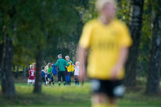 Ungdomsträning på planen bredvid