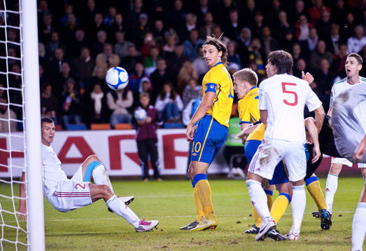 Pontus Wernbloom, sparkar in 2-0 på sin egen retur