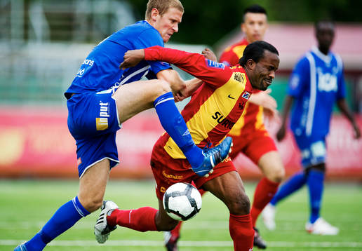 Mario Vasilj, Öster, i kamp om bollen med Peter Ijeh,