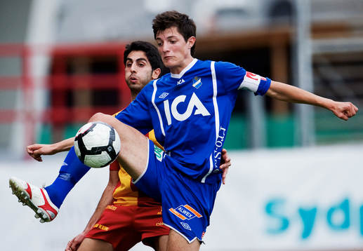 Isa Demir, Syrianska, i kamp om bollen med Oliver