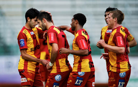 Robert Massi, Syrianska, gratuleras till sitt 1-0-mål.