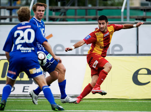 Robert Massi, Syrianska, passar in bollen