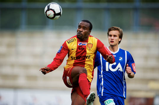 Peter Ijeh, Syrianska, tar ner bollen