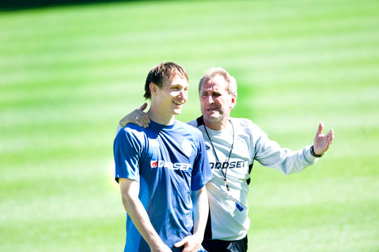 Erik Hamrén, förbundskapten, skojar med Kim Källström