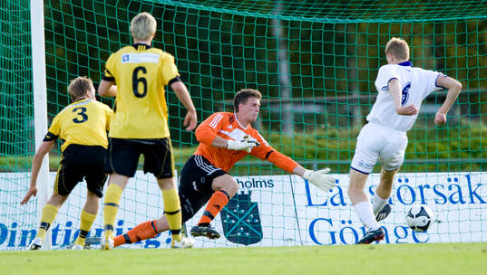0-1, ..., Tord, överlistar Calle Lindell, målvakt,