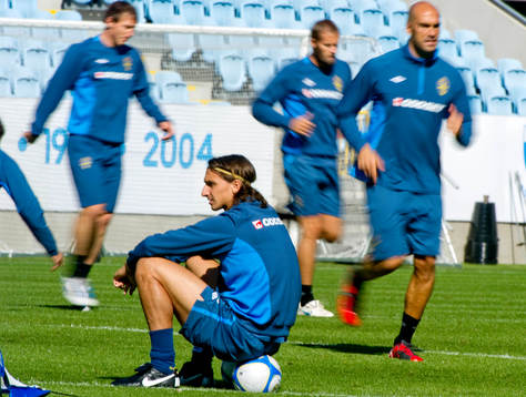 Zlatan Ibrahimovic sitter på en boll medan de andra
