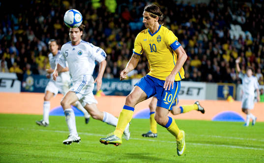 Zlatan Ibrahimovic, Sverige försöker lyfta in bollen