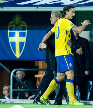 Erik Hamrén, förbundskapten, kramar Zlatan Ibrahimovic