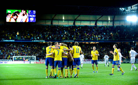 5-0 Zlatan Ibrahimovic som grattas, hela stadion jublar.