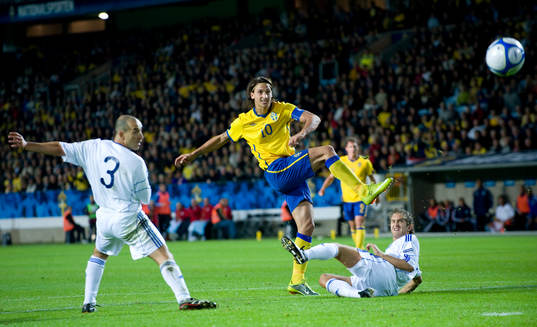 Zlatan Ibrahimovic laddar med högern