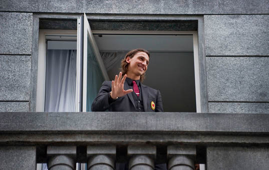 Zlatan Ibrahimovic tittade ut från en balkong och vinkade