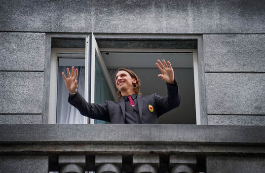 Zlatan Ibrahimovic tittade ut från en balkong och vinkade