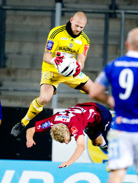 Tommy Naurin, målvakt, Sundsvall, kör över Jakob Olsson,
