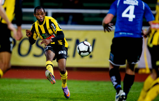 Rene Makondele, Häcken vrickar in 2-0