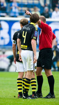 Nils-Eric Johansson, AIK, blev utvisad av Martin Hansson,
