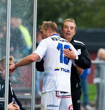 Tom Prahl, tränare, Trelleborg, kramar om sin