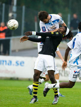 En tät duell mellan en Trelleborgsspelare och Mohamed