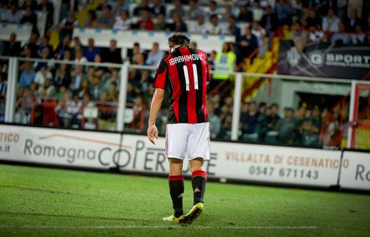 Zlatan Ibrahimovic, Milan skjuter straff men missar. Depp