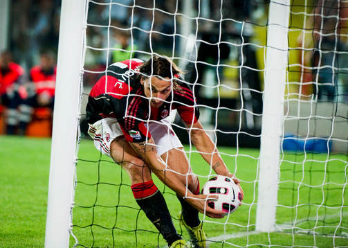 Zlatan Ibrahimovic, Milan hämtar ut bollen ur nätet