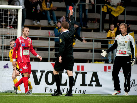 Jesper Westerberg, Mjällby, får rött kort av domare