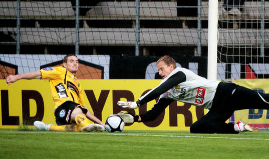 Mattias Asper, målvakt Mjällby, James Keene, Elfsborg